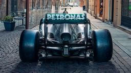 «Мы говорим о редком "автомобиле-единороге"», — за первый победный Mercedes Льюиса Хэмилтона хотят до $15 млн