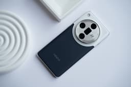 Первый в мире смартфон с двумя перископными модулями Oppo Find X7 Ultra показали вживую сразу после анонса