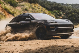 Это новейший Porsche Macan. Автомобиль жёстко тестируют на бездорожье до анонса