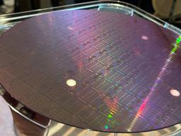 Это целая пластина с процессорами Intel Granite Rapids. Похоже, только они будут выпускаться по нормам Intel 3
