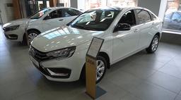 Lada Vesta в минимальной и максимальной комплектациях сравнили на видео. Такие машины у дилера продаются бок о бок, но перепутать их сложно