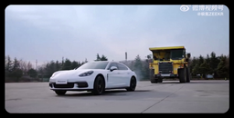 Porsche Panamera не смог, а Zeekr 001 справился: рестайлинговый Zeekr 001 отбуксировал карьерный самосвал с экскаватором в кузове