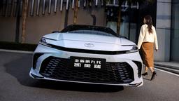 В Россию приехали самые мощные Toyota Camry XV80 — гибриды с 2,5-литровым мотором