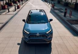 Toyota RAV4 2026 впервые засняли на фото. Кроссовер станет мощнее и экономичнее