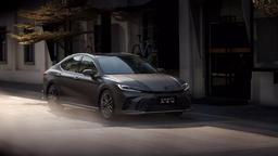 Вышла новая версия Toyota Camry. Популярная модель доступна с обычным ДВС, а также с двумя гибридными установками на базе моторов 2,0 и 2,5 л