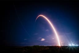 Спутники SpaceX для прямой связи со смартфонами «немедленно подключатся по лазерной линии к созвездию Starlink». Falcon 9 завершила 350-й полёт с использованием проверенного ускорителя