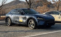 Это первый кроссовер Xiaomi, и он очень похож на Ferrari Purosangue: живые фото и видео Xiaomi YU7