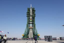 Ракету с пилотируемым «Союзом» установили на стартовой площадке Байконура