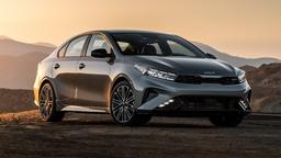 Kia Cerato подешевел в России на 600 тыс. рублей за 2,5 месяца. Названа актуальная стоимость популярного седана