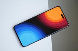 Нет, это не iPhone, хотя очень похоже. Опубликованы живые фото специальной версии Xiaomi Civi 4 Pro