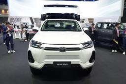 Больше не тук-тук. Совершенно новый Toyota Hilux Revo превратили в маршрутку в Таиланде