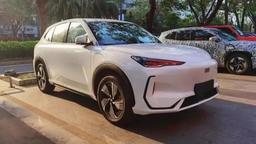 Новейший кроссовер Geely Galaxy E5 впервые засняли вживую и без камуфляжа. Он построен на платформе Volvo EX30