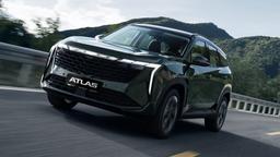 В России стартовали продажи полноприводного Geely Atlas. Он получил 200-сильный турбомотор и 8-ступенчатый «автомат»