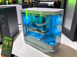 Cougar показала на Computex 2024 корпус FV270 с изогнутым стеклом и пьедесталом для фигурки внутри 