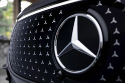 ДВС живее всех живых, а на электромобилях «далеко не уедешь». Mercedes-Benz и Stellantis меняют планы по строительству заводов по производству аккумуляторов для электромобилей
