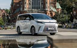 Первый в истории минивэн Lexus на базе Toyota Alphard снова привезли в России: сколько сегодня просят за Lexus LM