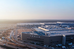 Несмотря на поджоги, протесты и штурм завода Tesla в Германии он получил разрешение на расширение