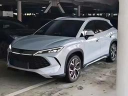 Запас хода более 2100 км, новые подвеска, салон и гибридная система BYD 5-го поколения — за $16 500. Новейший BYD Song L DM-i показали вживую