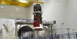 Грузовой корабль «Прогресс МС-28» готовят к испытаниям на герметичность. Его поместили в вакуумную камеру