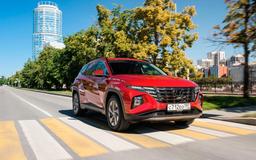 Крупные столичные дилеры привезли в Россию кроссоверы Hyundai Tucson Travel 2024 с полным приводом. Цена — 3,7 млн рублей