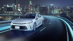 Новейшая Toyota Camry 2025 вышла с привычным 2,5-литровым ДВС в Катаре и Саудовской Аравии