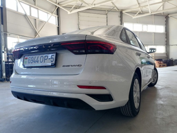 Представлен новый Geely Emgrand, который может ездить на бензине и газе