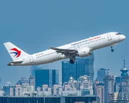 13 000 часов в небе и 700 000 перевезенных пассажиров. COMAC поставила китайским авиакомпаниям уже 11 лайнеров COMAC C919, призванных заменить самолеты Airbus и Boeing