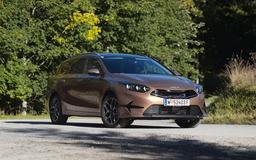 В Россию приехал рестайлинговый «люксовый» Kia Ceed с мотором 1,6 и «автоматом» — сейчас он в два раза дороже, чем до санкций