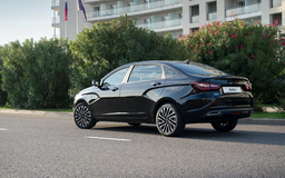 «Это слишком глобальные переделки», — АвтоВАЗ объяснил, почему Lada Aura получилась непропорциональной (удлинили только задние двери)