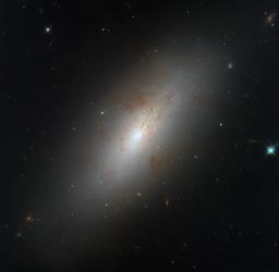 «Хаббл» запечатлел уникальную галактику NGC 4694: комбинация спиральной и эллиптической форм