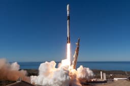 27 спутников Starlink застряли на Земле: самолёт Delta вторгся в зону запуска за 11 секунд до старта