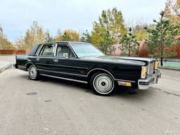 «Такая только у меня и у Майкла Джексона». В России продают Lincoln Town Car как в «Бригаде», в идеальном состоянии