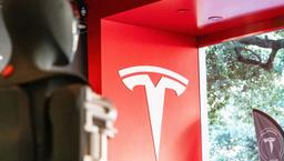 ChatGPT прогнозирует рост акций Tesla до $550 в 2025 году: что это значит для инвесторов?