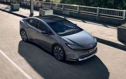 Toyota провела работу над ошибками. Представлен Toyota Prius 2025, и он теперь может проехать до 110 км без бензина