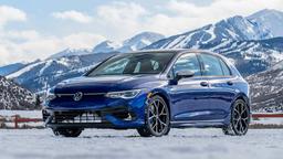Volkswagen Golf 2025 лишился механической коробки передач: это вызвало бум продаж GTI и Golf R с МКПП