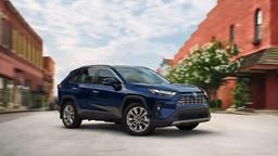 У дилеров РФ появились первые Toyota RAV4 2025 — и даже дешевле, чем ожидалось