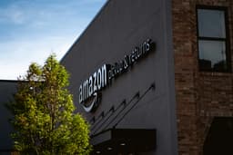 Оптимизация в действии: Amazon увольняет сотрудников и закрывает склады