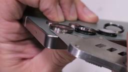 Samsung Galaxy S25 Ultra попытались согнуть, сжечь, поцарапать и отклеить накладки на камере. JerryRigEverything добрался до нового флагмана