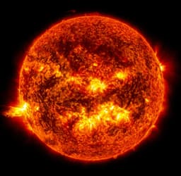 Огромная корональная дыра на Солнце не пройдет бесследно: Земле грозят магнитные бури