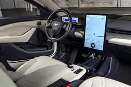 Бензиновые Ford Mustang такого себе не позволяли. Новые Ford Mustang Mach-E внезапно «окирпичиваются»
