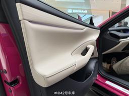 Xiaomi SU7 2025 получил улучшенный салон, кожу вместо замши, более удобные кресла, новые разъёмы