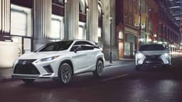 У российских дилеров осталось много новеньких Lexus RX. Покупателям обещают скидки