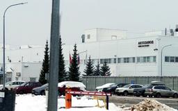 Под слоем снега. Территория бывшего завода Nissan под завязку забита российскими Xcite 7 и Xcite 8, которые пытаются  распродать с огромными скидками