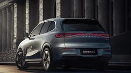 Дешёвый Geely, копирующий Porsche Macan и Mercedes-Benz EQC, едет в Россию. Раскрыты комплектации Geely Galaxy E5