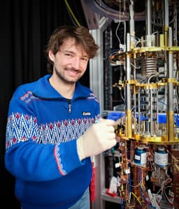 Австрийские физики совершили прорыв в квантовых вычислениях: оптическое считывание кубитов стало реальностью