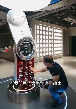Двухметровая Motorola V70, которая работает как обычный телефон. Модель выставлена в китайском музее
