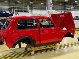 Такую Lada Niva Sport еще не показывали. Появилось живое фото новинки в необычном цвете