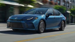 Новые Toyota Camry с дилерской гарантией подешевели в России