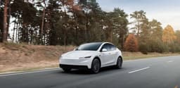 Новейшая Tesla Model YL оказалась слишком самостоятельной: информационно-развлекательная система может сама названивать по последним номерам