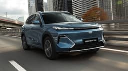 Первый подключаемый гибрид Geely в России. Geely EX5 EM-i, который может проехать почти 1000 км на полном баке, оценили в 3,57 млн рублей